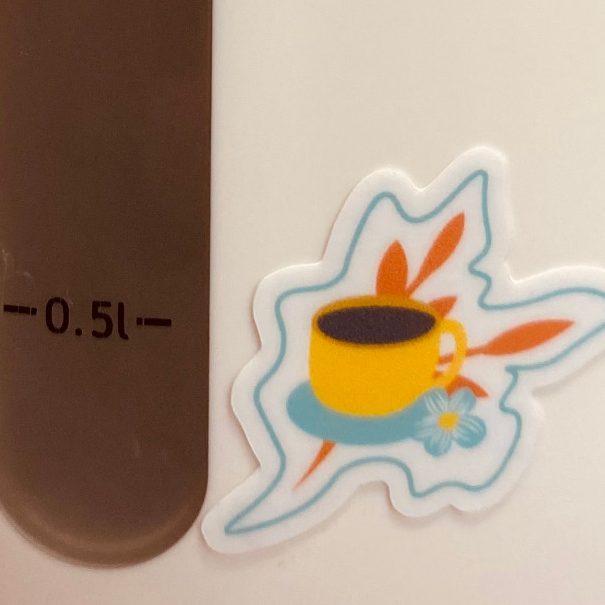 Detailaufnahme eines "Kettlies" Stickers auf einem Wasserkocher